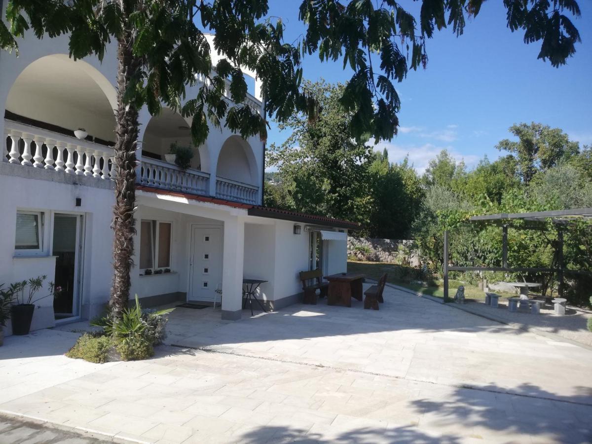 Apartman Nevia Lka Opric Exterior photo